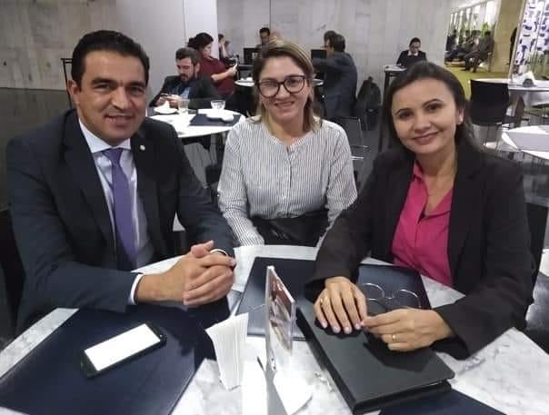 Secretária de educação cumpre agenda de trabalho em Brasilia.